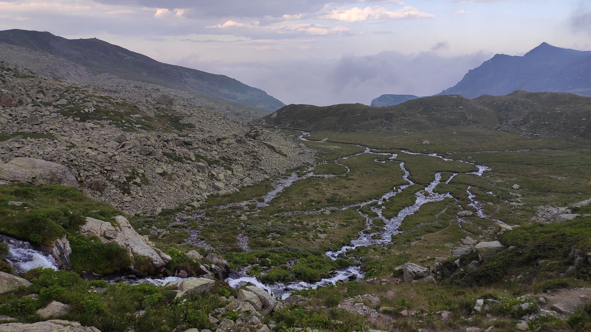 Picture of a small valley in a cloudy mountain.